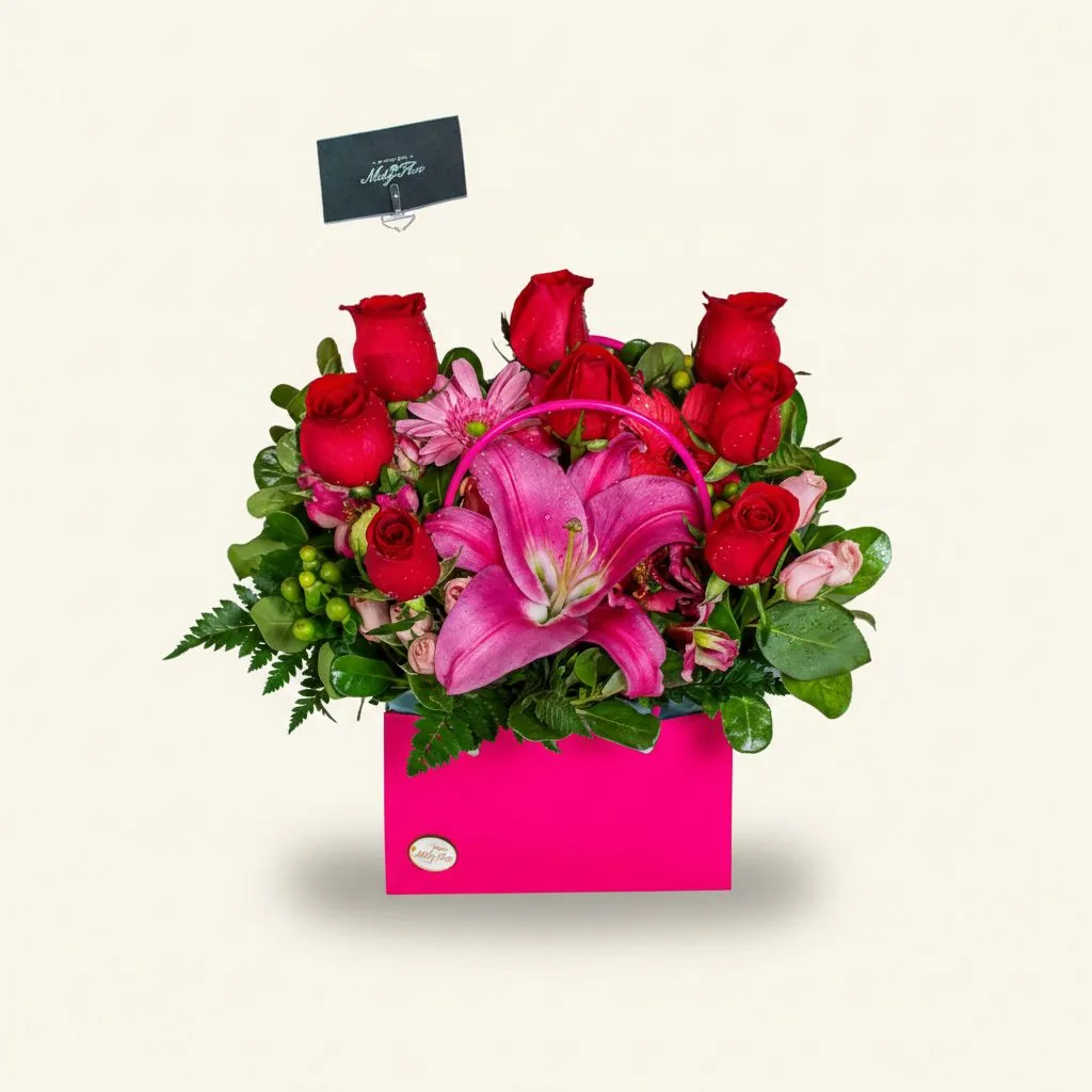 Arreglo Cariñosa carterita fucsia con rosas y lirio · Mely Flor