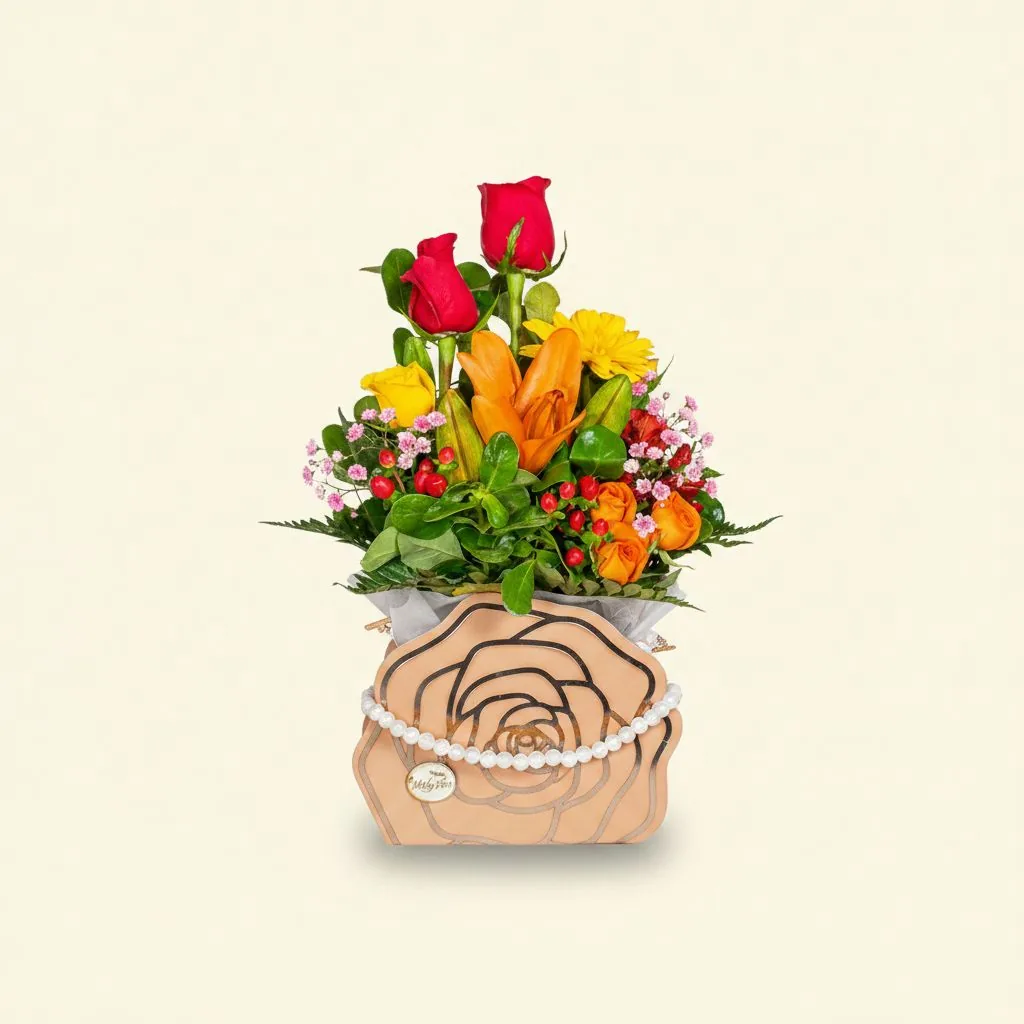 Arreglo Pequeña en carterita con rosas y mix · Mely Flor