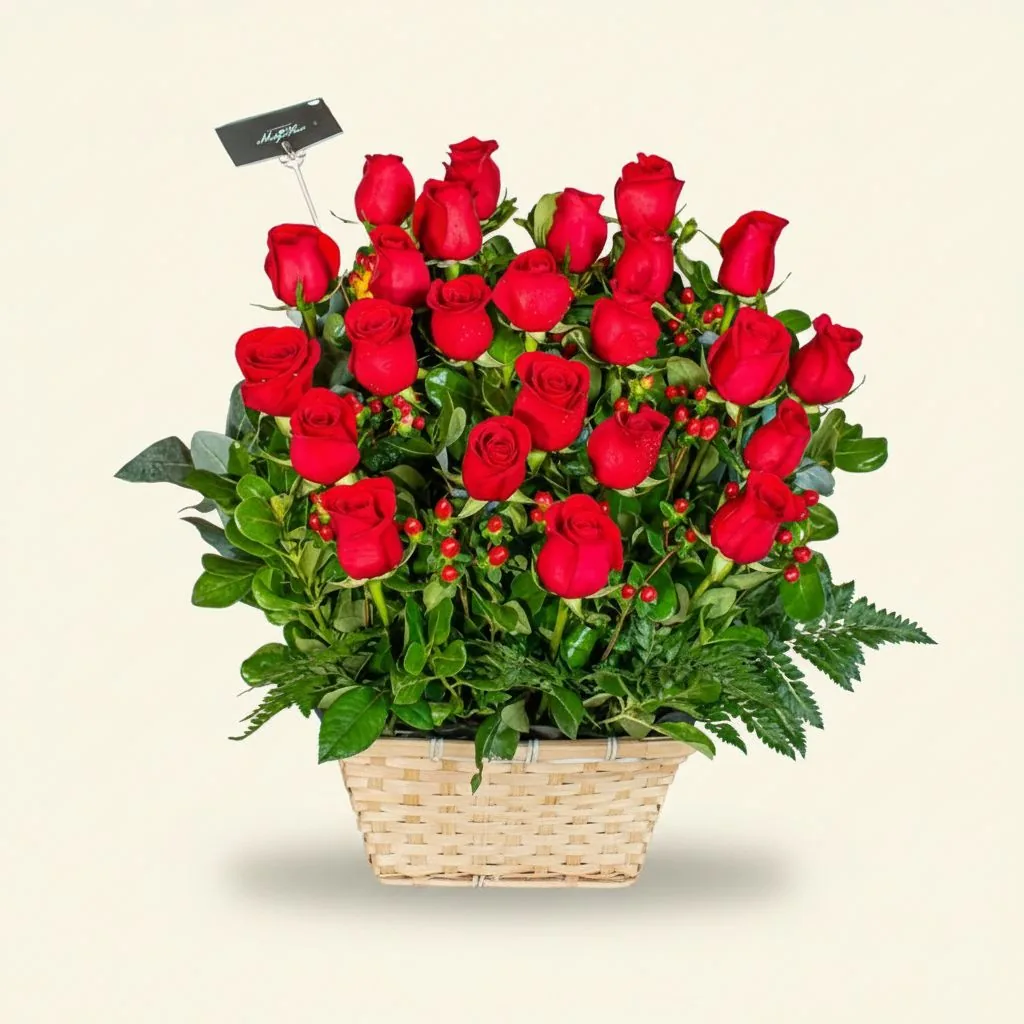 Arreglo Romántica en canasta rústica con 24 rosas · Mely Flor